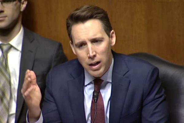 Senador Josh Hawley prohibirá a los empleados federales el uso de la aplicación china TikTok. (Imagen captura de pantalla vía Youtube)